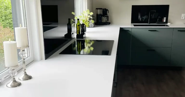 Hvid bordplade i Corian eller Kerrock - unikke bordplader til køkken, vindueskarme, bad og bryggers - Krejsing