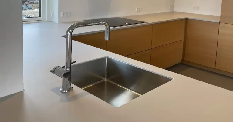 Lys grå køkkenbordplade i Solid Surface materiale - Corian eller Kerrock. Krejsing bordplader