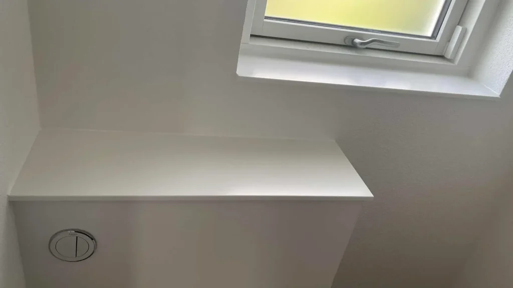 Vinduesplade i Corian til vindueskarm og plade på indbygningscisterne.