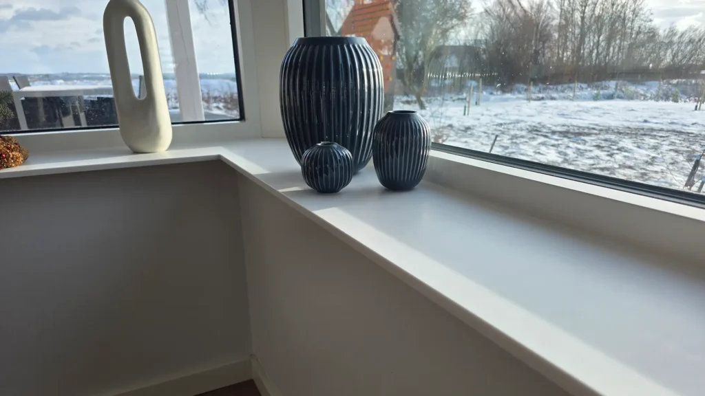 Vinduesplader til vinkel vindueskarm uden synlig samling - Corian Glacier White - Monteret af Krejsing - Unikke bordplader