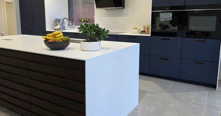 Bordplade i Corian til DIY-køkken bygget på IKEA moduler | Krejsing - Unikke bordplader