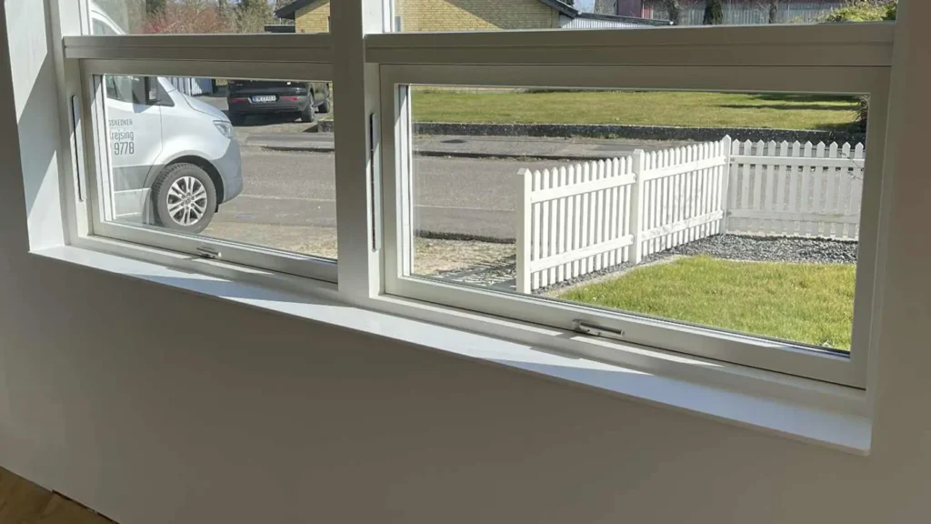 Vinduesplade til vindueskarm i Corian Glacier White - Krejsing - unikke bordplader