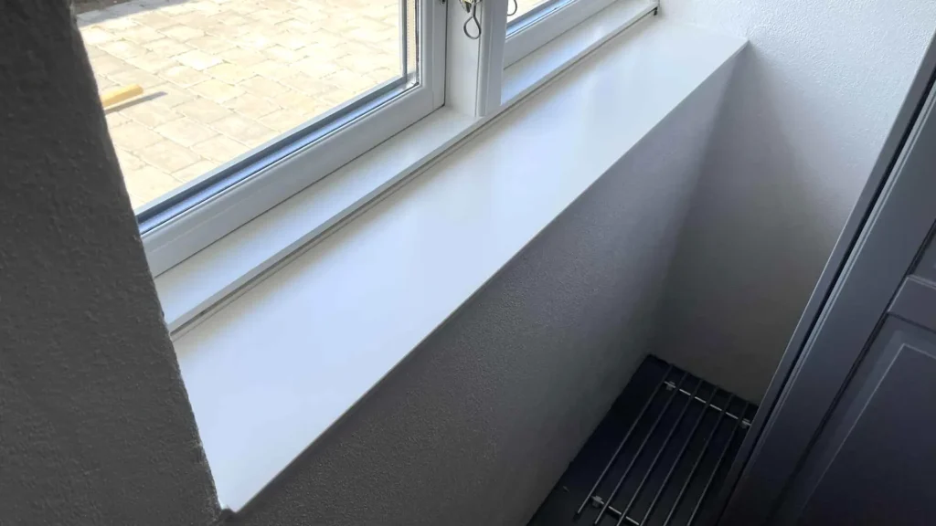 Tidløs Corian vinduesplade til vindueskarm i Corian Glacier White